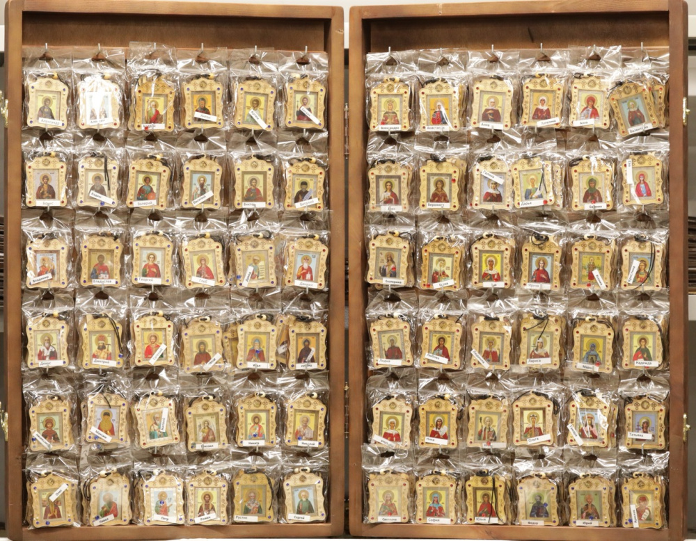 Шкаф - витрина (ERM) переносной с комплектом именных икон с подставкой 4х3,5см, 72 вида по 3шт