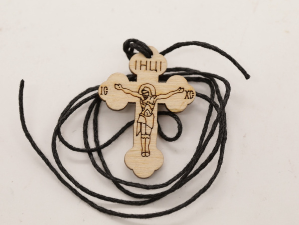 Крестик деревянный (ERM), Спаси и сохрани, 35мм (с гайтаном), фигурный